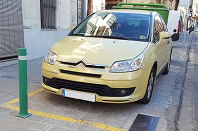 pilona a-flex verde con placa instalada